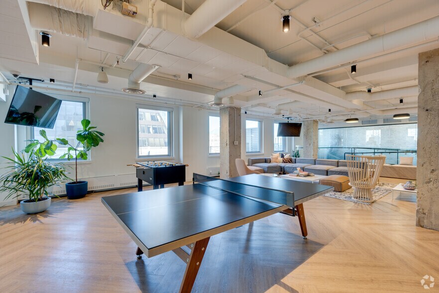 More Photos Of 121 W Wacker Dr, Chicago Office For Sale