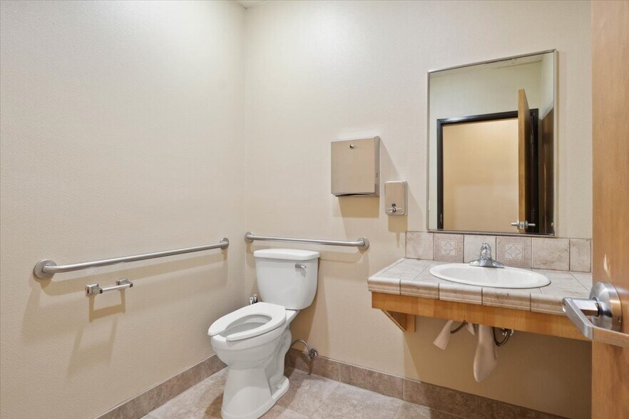 More Photos Of 1410 S Township Rd, Canby Warehouse For Sale