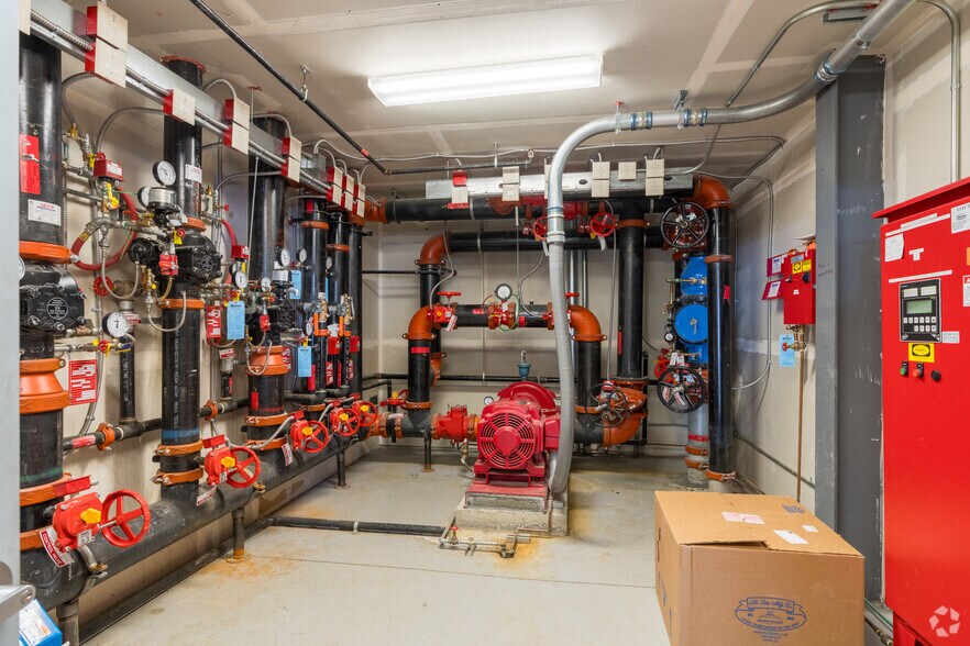 More Photos Of 400 SE Fairmount Dr, Pullman Department Store For Sale