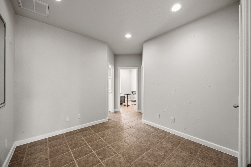 More Photos Of 401 Center Court Dr, Bridgeport Medical For Lease