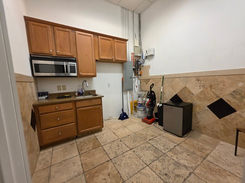 More Photos Of 7901 Kingspointe Pky, Orlando Showroom For Lease
