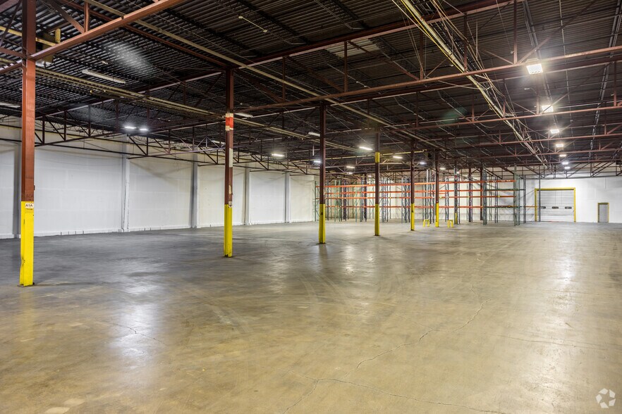 More Photos Of 1500 Delaware Ave, Des Moines Distribution For Lease