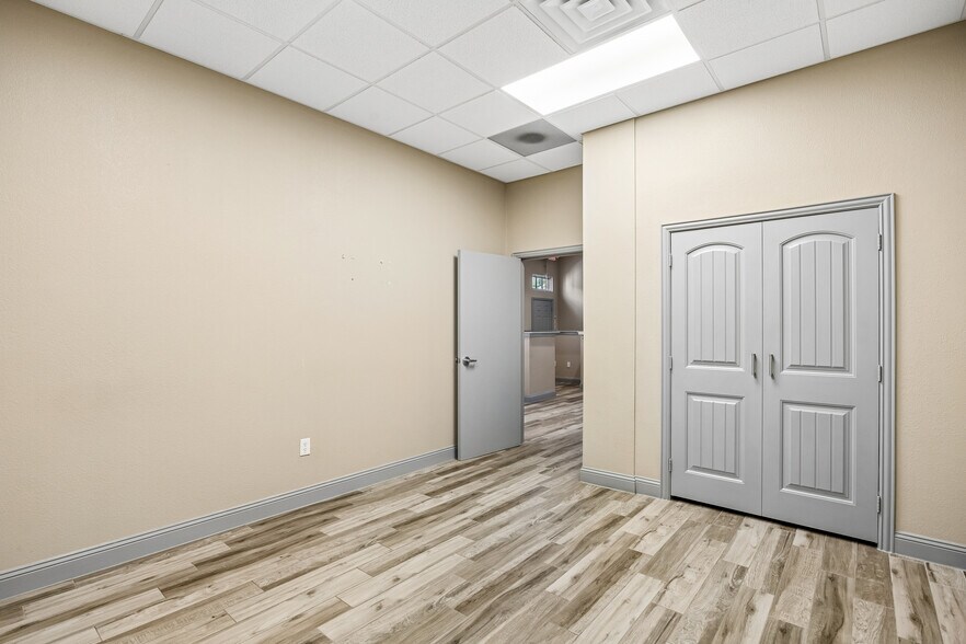 More Photos Of 118 Lynn Ave, Lewisville Office For Sale
