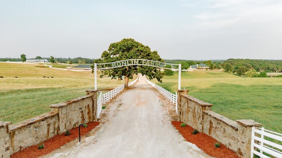 More Photos Of 352 MO-245, Dadeville Horse Stables For Sale