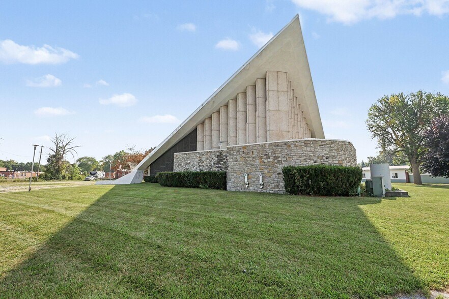 More Photos Of 511 W Cornell St, Saginaw Lodge Meeting Hall For Sale