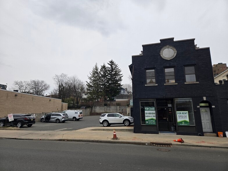 Primary Photo Of 508 Broad Ave, Ridgefield Storefront Retail Residential For Lease