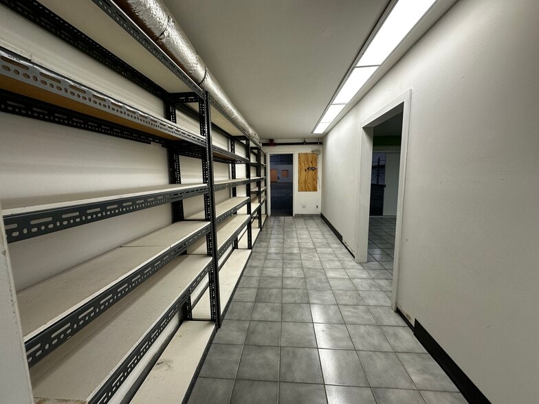 More Photos Of 395 Westbury Blvd, Hempstead Warehouse For Lease