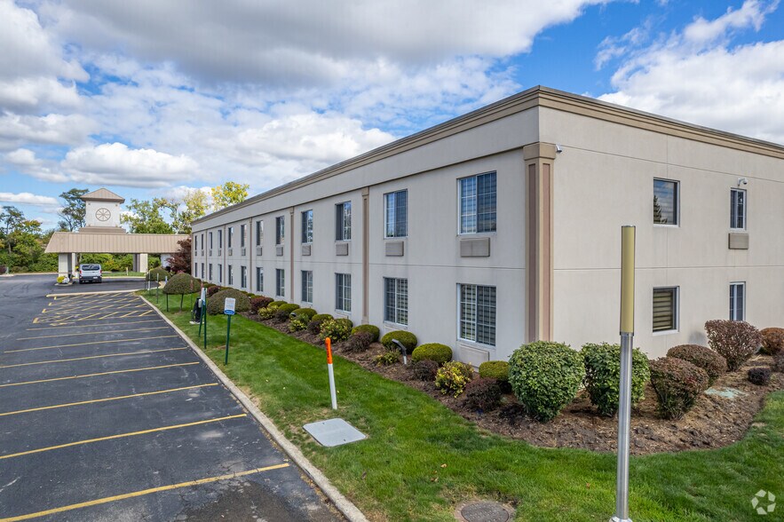 More Photos Of 933 S Riverside Dr, Elmhurst Hotel For Sale