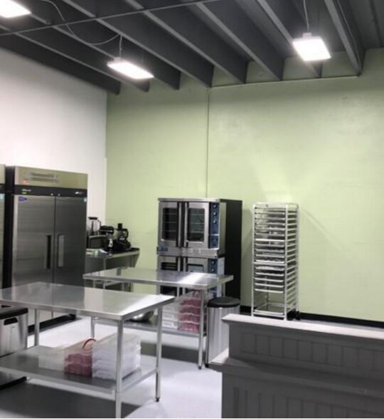 More Photos Of 230 N Congress, Lake Park Flex For Lease