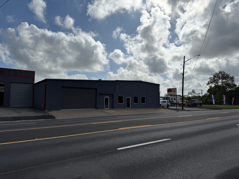 More Photos Of 1111 S Market St, Hearne Flex For Sale