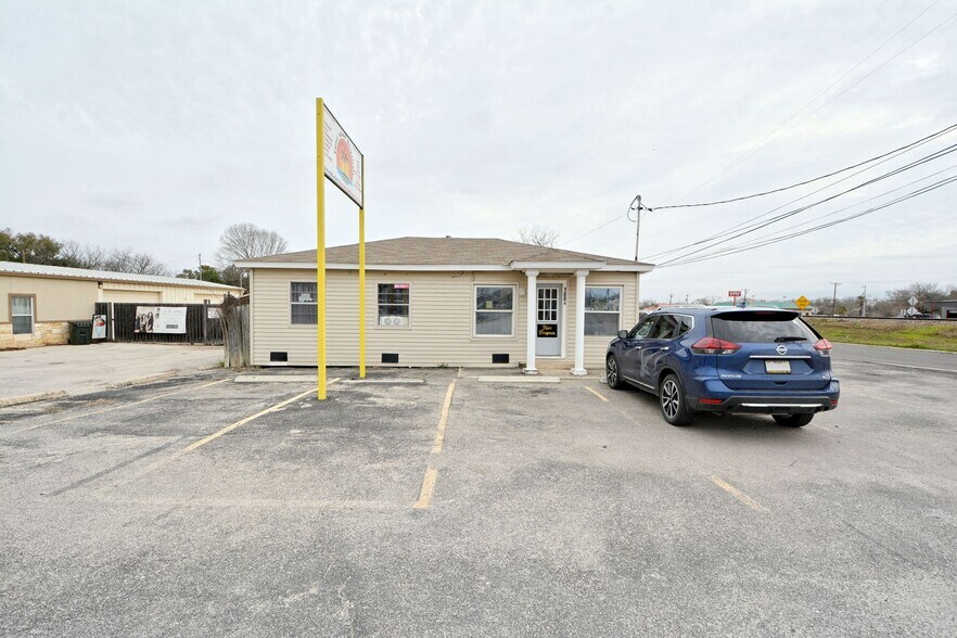 More Photos Of 100 Schertz Pky, Schertz Freestanding For Sale