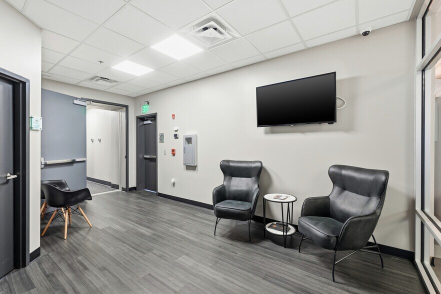 More Photos Of 1 W Mountain St, Fayetteville Office For Lease