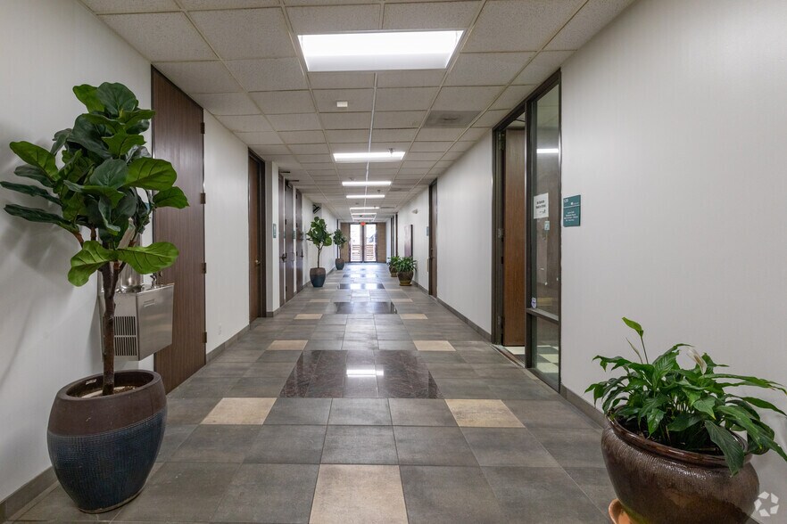More Photos Of 701 N Post Oak Rd, Houston Office For Sale