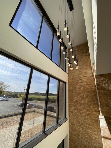 More Photos Of 2512 S Interstate 35 S, Austin Office For Lease