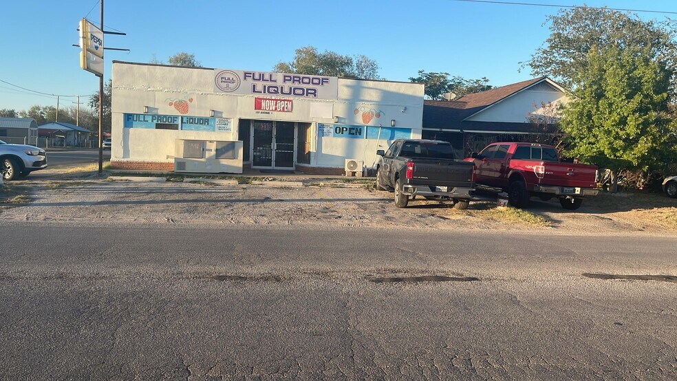 More Photos Of 100 Ave H, Poteet Flex For Sale