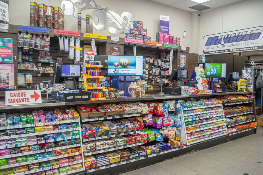 More Photos Of 680 Av Gilles-Villeneuve, Berthierville General Retail For Sale