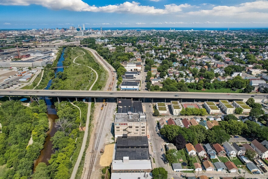 More Photos Of 3600 W Pierce St, Milwaukee Showroom For Lease