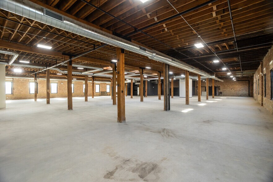 More Photos Of 2145 W Grand Ave, Chicago Showroom For Lease