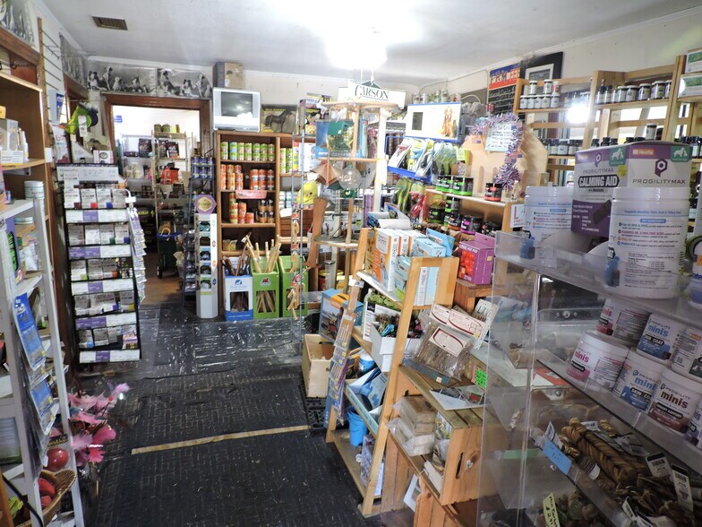 More Photos Of 535 College Dr, Middleburg General Retail For Sale