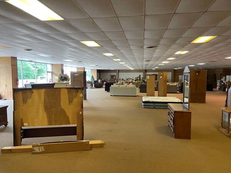 More Photos Of 1310 Elliott Blvd, Jasper Showroom For Sale