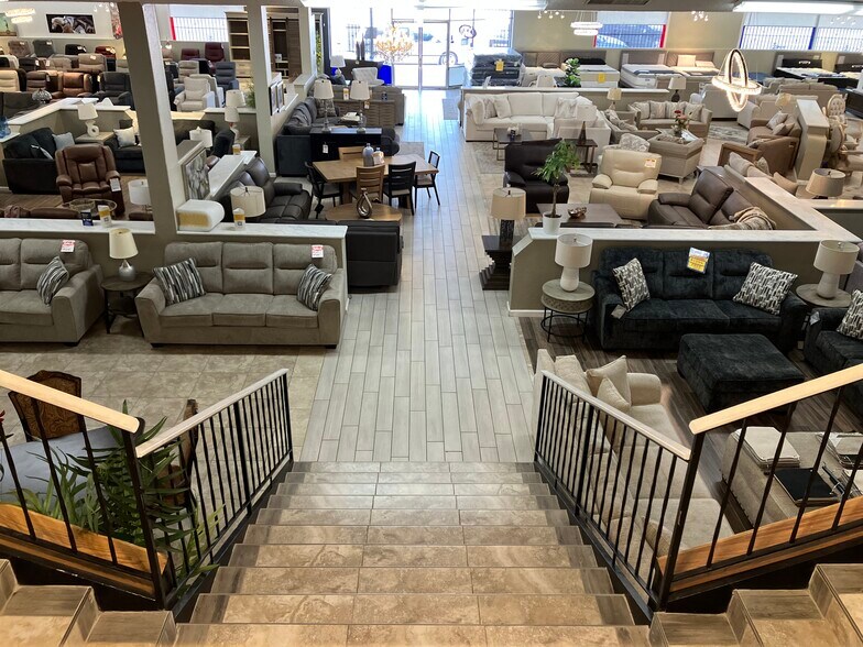 More Photos Of 620 Chester Ave, Bakersfield Showroom For Sale
