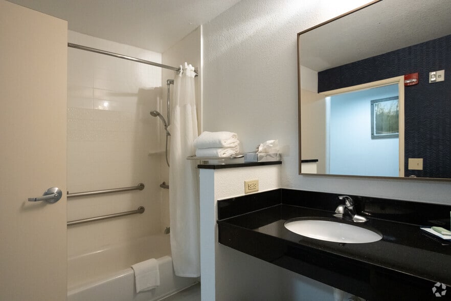 More Photos Of 2400 W Sam Houston Pky S, Houston Hotel For Sale