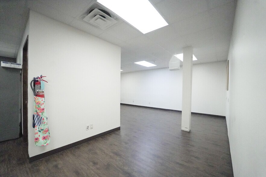 More Photos Of 402 E Guadalupe St, Victoria Freestanding For Sale