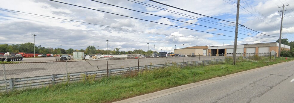 More Photos Of 2400 W Saint Joseph St, Lansing Warehouse For Lease