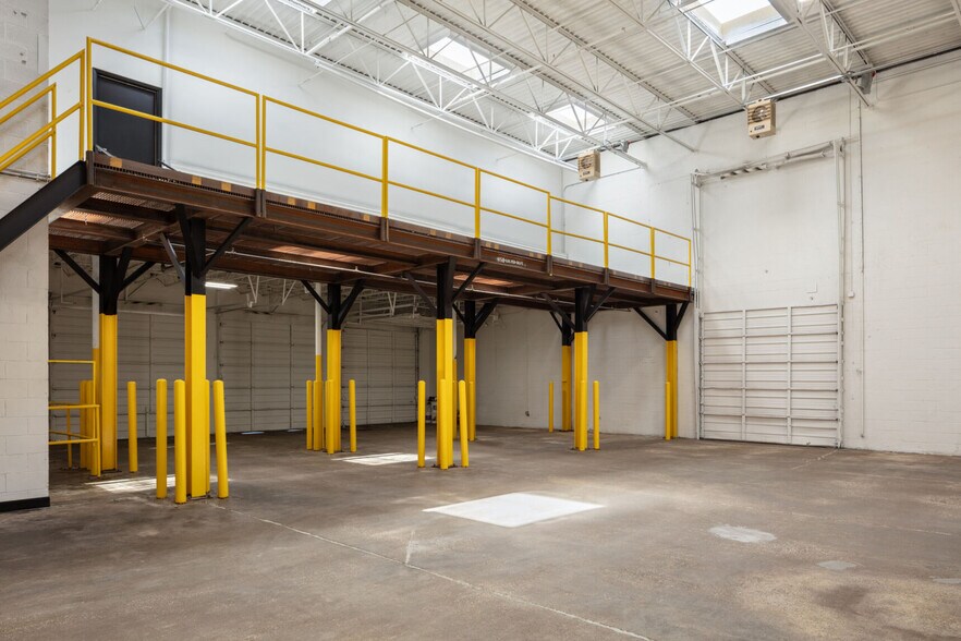 More Photos Of 4919 Woodall St, Dallas Warehouse For Sale
