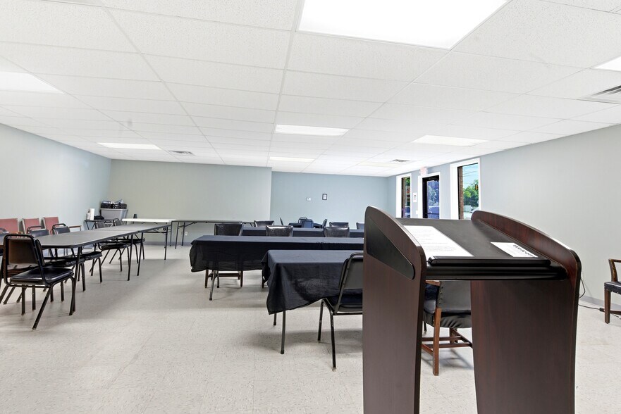 More Photos Of 622 W Market St, Bolivar Medical For Sale