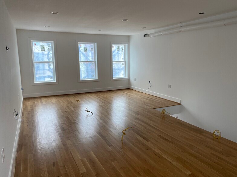 More Photos Of 515 11th St SE, Washington Storefront Retail Office For Sale