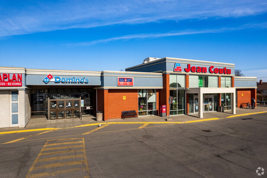 More Photos Of 7001-7155 Ch de la Côte-Saint-Luc, Montréal General Retail For Lease