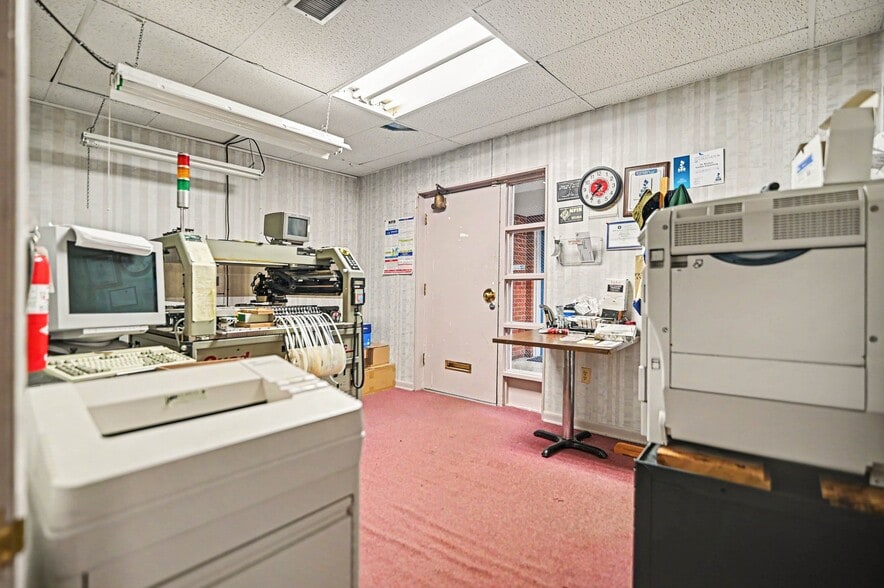 More Photos Of 516-528 Main St, Hamilton Office For Sale