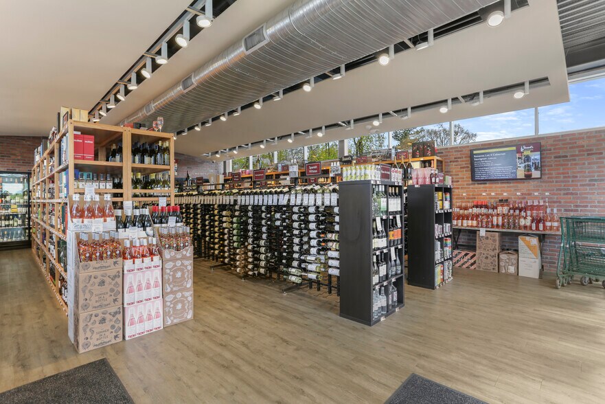 More Photos Of 215 Elm St, New Canaan Freestanding For Lease