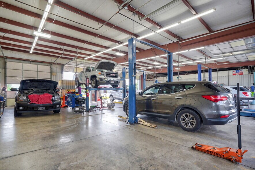 More Photos Of 2140 W Sunset St, Springfield Industrial For Sale