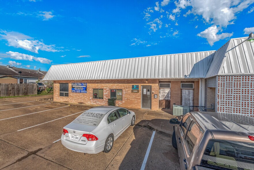 More Photos Of 1300 S Texas Ave, Bryan Freestanding For Sale