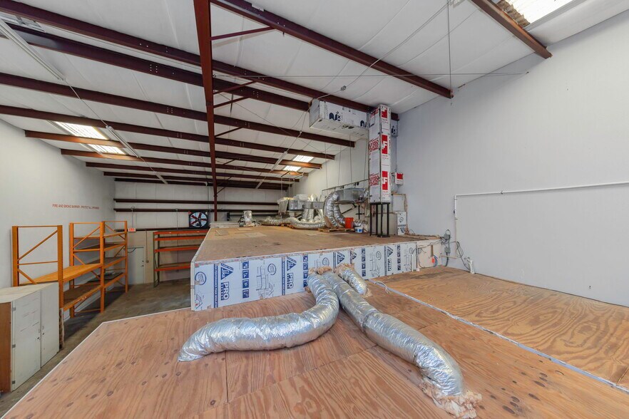 More Photos Of 565 Frederica Ln, Dunedin Warehouse For Lease