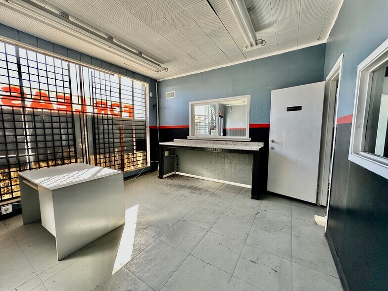 More Photos Of 229 S Oxnard Blvd, Oxnard Storefront Retail Office For Sale