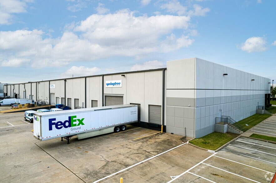 More Photos Of 1808 10th St, Plano Distribution For Lease