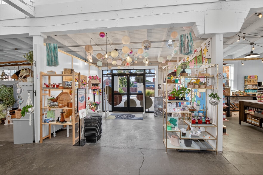 More Photos Of 51 N Main St, Manheim General Retail For Sale