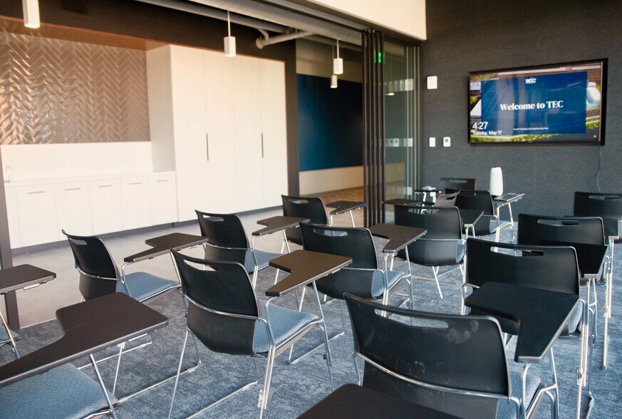 More Photos Of 282 Merrimack St, Lawrence Office For Lease