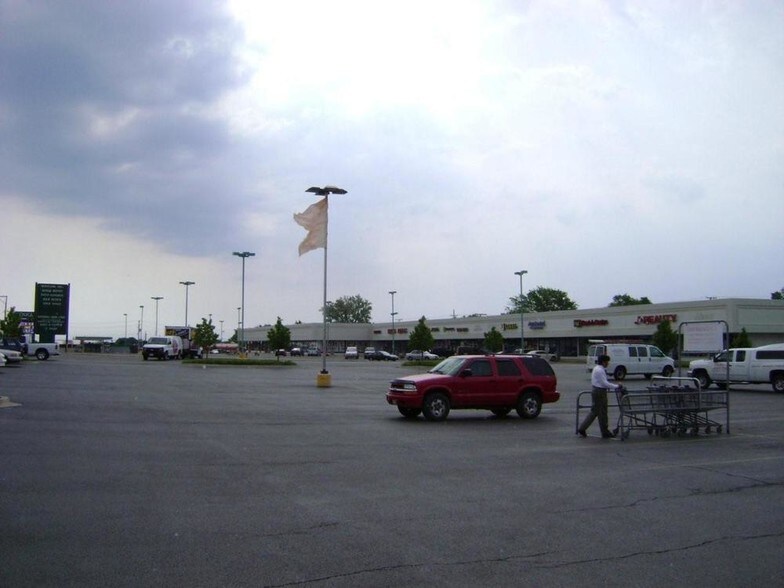 More Photos Of 2601-2709 W Grand Ave, Waukegan Unknown For Lease