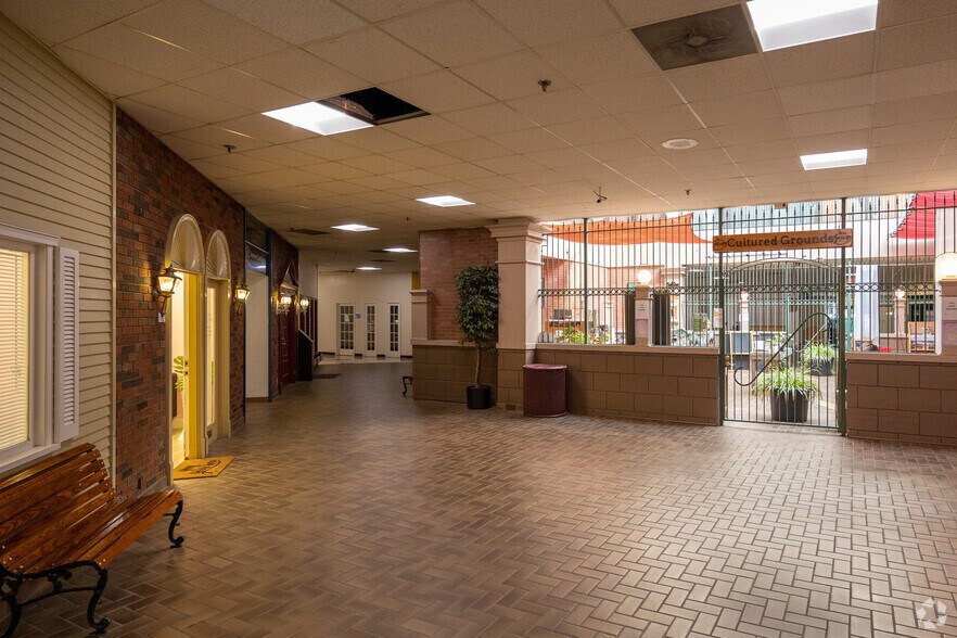 More Photos Of 456 Fulton St, Peoria Office For Lease