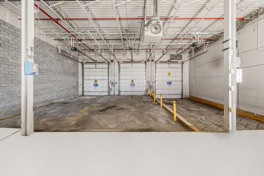 More Photos Of 5655 Rue de Marseille, Montréal Light Distribution For Lease