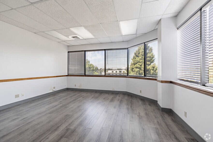 More Photos Of 15650 Devonshire St, Granada Hills Office For Lease