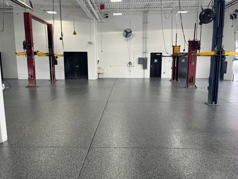 More Photos Of 14953 Cleveland St, Spring Lake Auto Repair For Lease