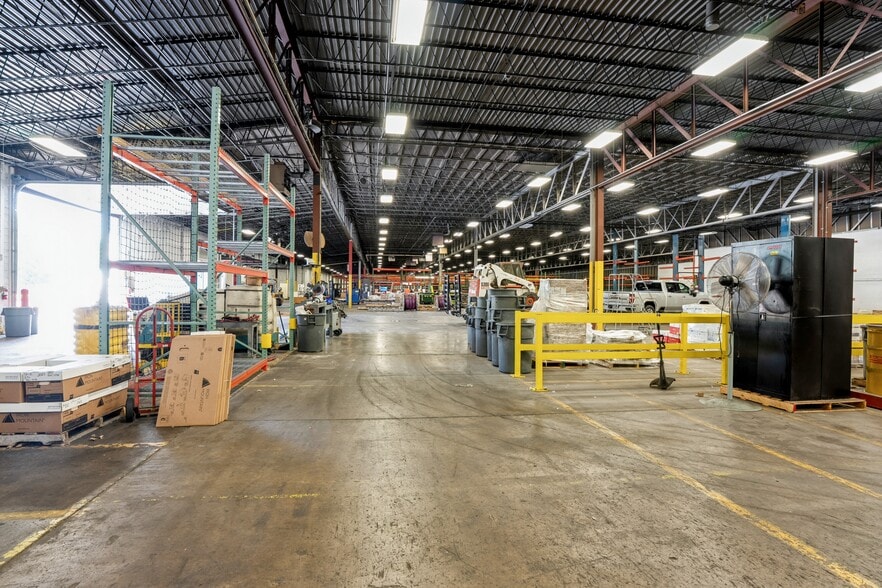 More Photos Of 2301 Fleur Dr, Des Moines Warehouse For Sale