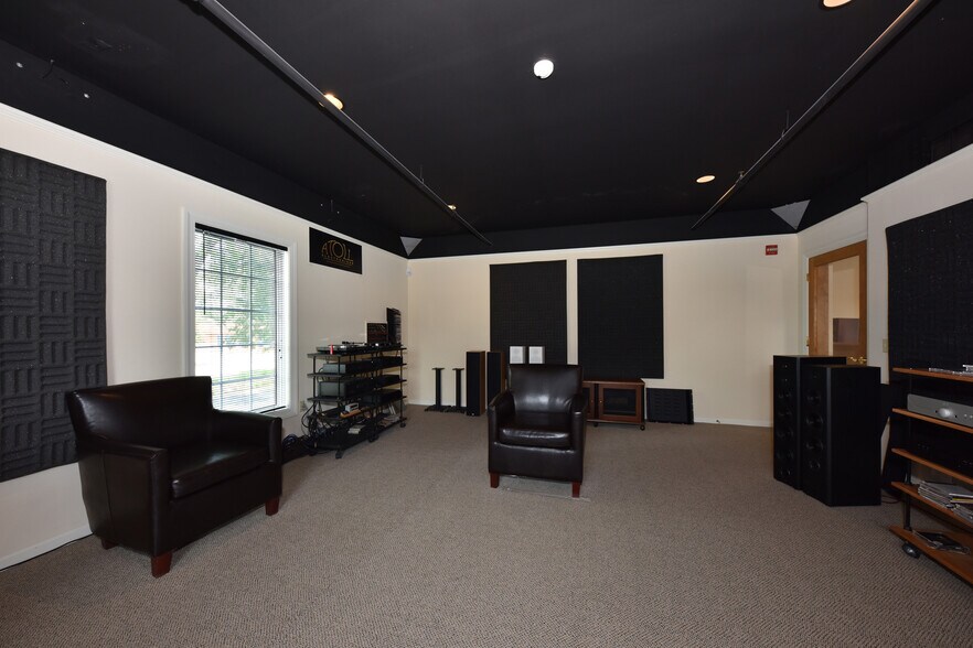 More Photos Of 8766 N Deerwood Dr, Milwaukee Freestanding For Sale
