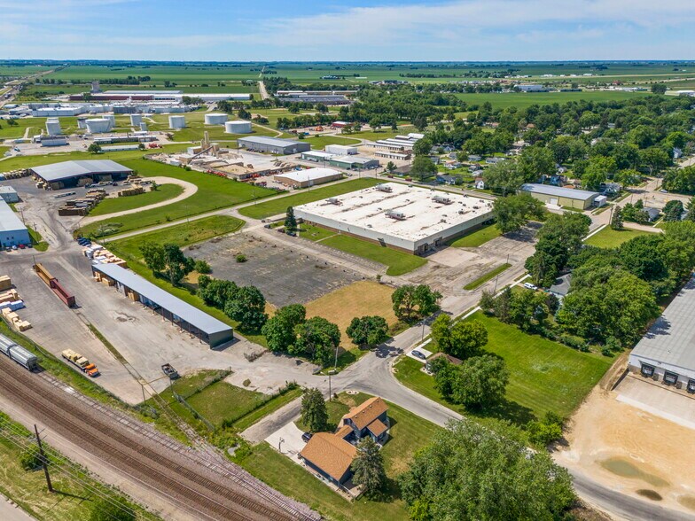 More Photos Of 200 E Avenue G, Rochelle Manufacturing For Sale