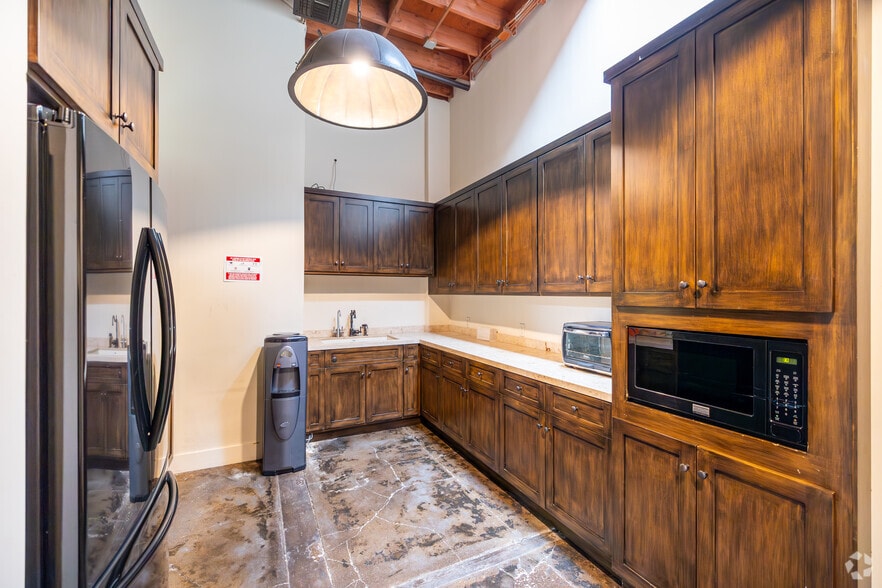 More Photos Of 3211 Cahuenga Blvd W, Los Angeles Loft Creative Space For Sale